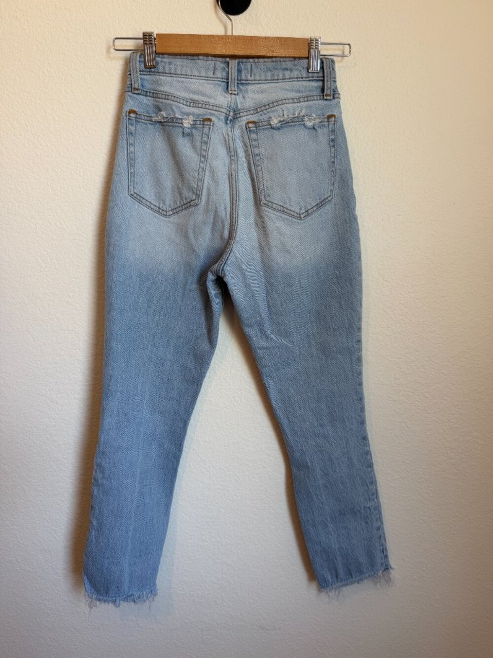 Abercrombie High Rise Mom Jean Light Wash Distressed Raw Hem 25/0R - Picture 6 of 8